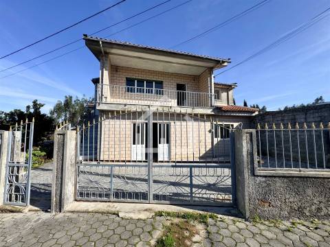 Moradia com 2 Habitações - Souto