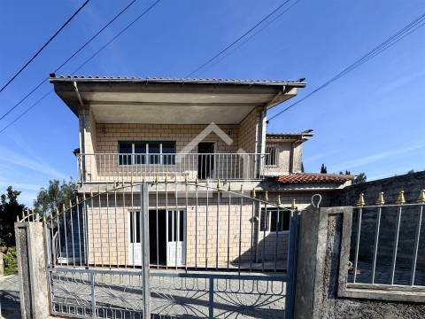 Moradia com 2 Habitações - Souto