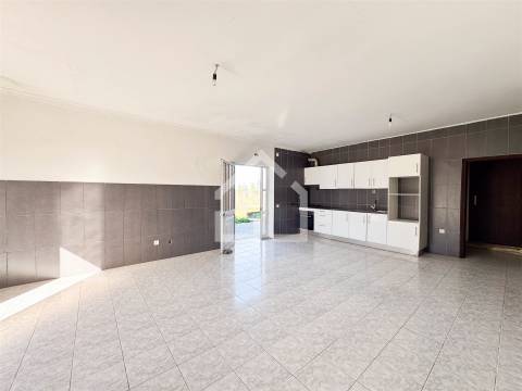 Moradia com 2 Habitações - Souto