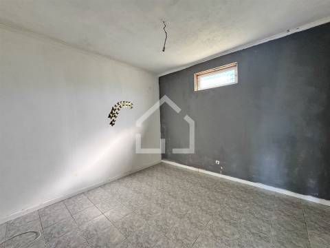 Moradia com 2 Habitações - Souto