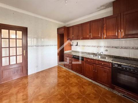 Moradia com 2 Habitações - Souto