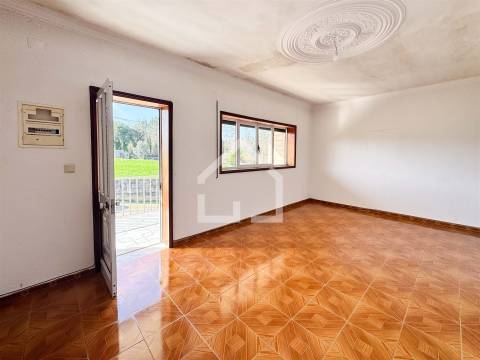 Moradia com 2 Habitações - Souto