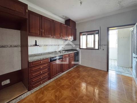 Moradia com 2 Habitações - Souto