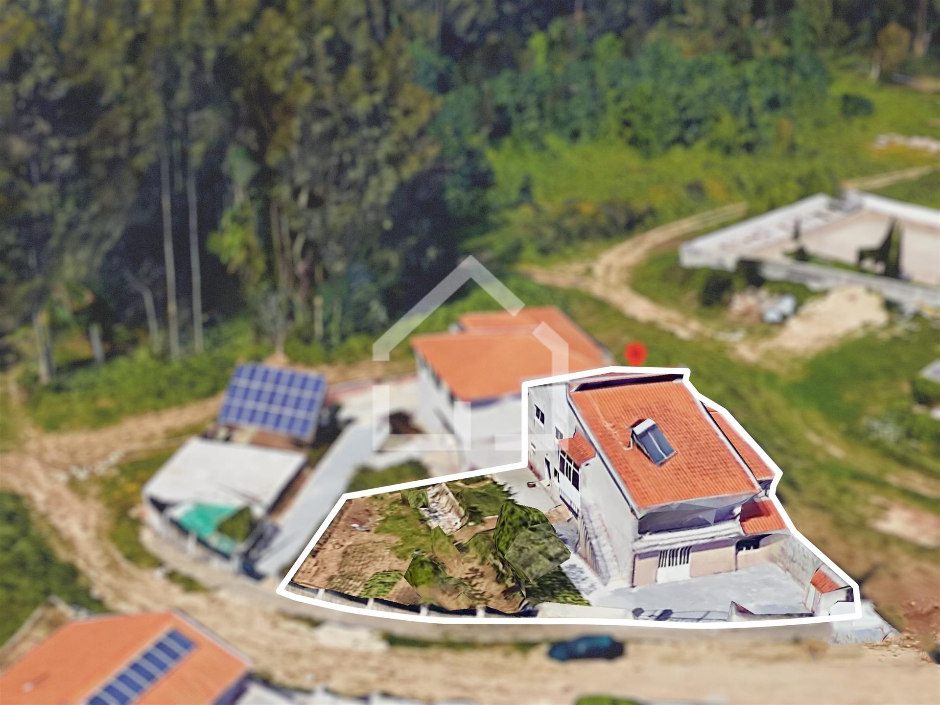 Moradia com 2 Habitações - Souto