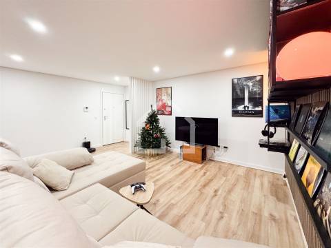 T2 com Terraço e Piscina - Santa Maria da Feira