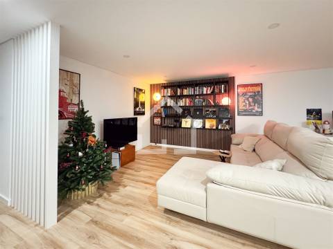 T2 com Terraço e Piscina - Santa Maria da Feira