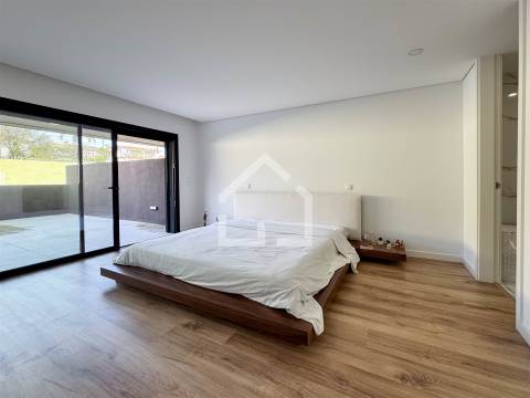 T2 com Terraço e Piscina - Santa Maria da Feira