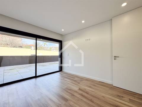 T2 com Terraço e Piscina - Santa Maria da Feira