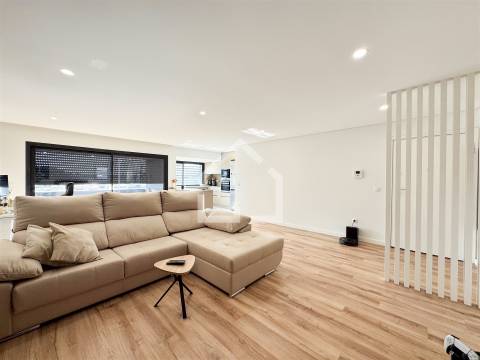 T2 com Terraço e Piscina - Santa Maria da Feira