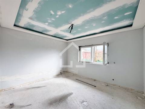 Moradia T3 RENOVADA - 2.860m2 de Terreno