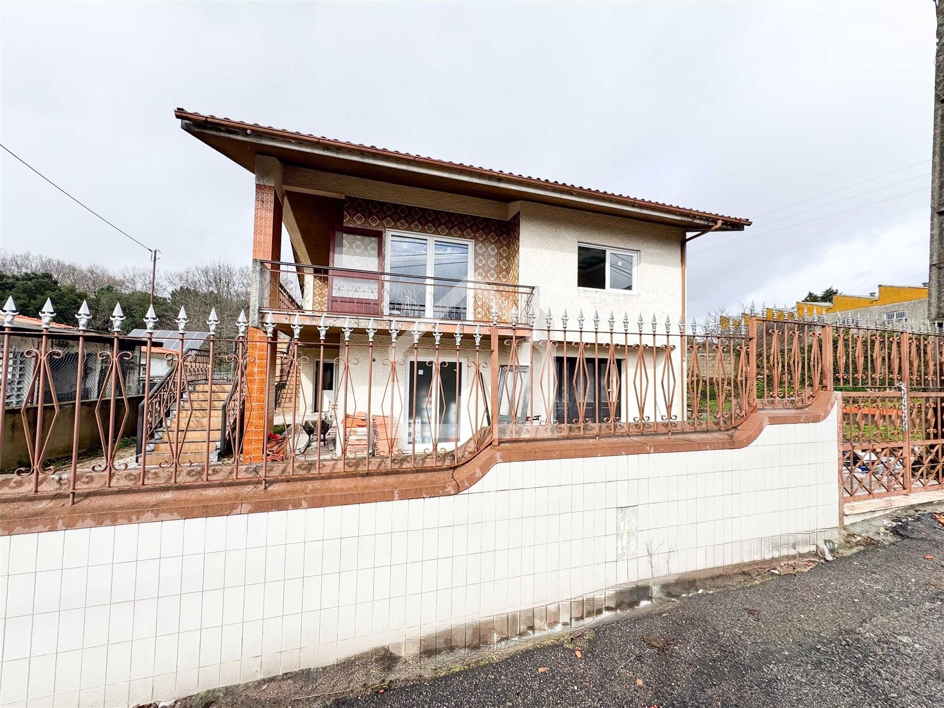 Moradia T3 RENOVADA - 2.860m2 de Terreno