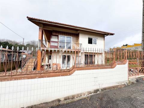 Moradia T3 RENOVADA - 2.860m2 de Terreno