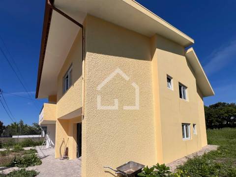 Moradia T3 RENOVADA - 2.860m2 de Terreno