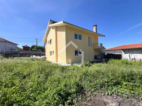 Moradia T3 RENOVADA - 2.860m2 de Terreno
