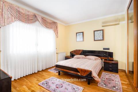 Quintinha T4+1 para venda em Oliveira de Azeméis, inserida em terreno com 9000m2 com piscina.