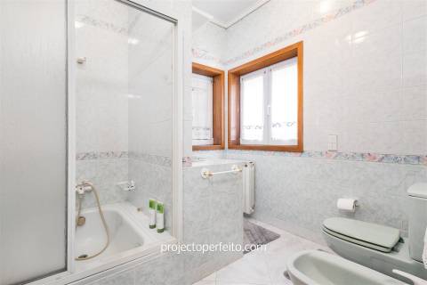 Quintinha T4+1 para venda em Oliveira de Azeméis, inserida em terreno com 9000m2 com piscina.