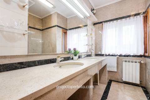 Quintinha T4+1 para venda em Oliveira de Azeméis, inserida em terreno com 9000m2 com piscina.