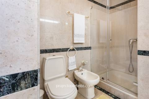 Quintinha T4+1 para venda em Oliveira de Azeméis, inserida em terreno com 9000m2 com piscina.