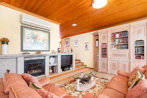 Quintinha T4+1 para venda em Oliveira de Azeméis, inserida em terreno com 9000m2 com piscina.