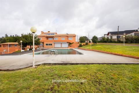 Quintinha T4+1 para venda em Oliveira de Azeméis, inserida em terreno com 9000m2 com piscina.