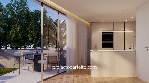 Moradia T3 de 3 frentes com elevador e garagem fechada