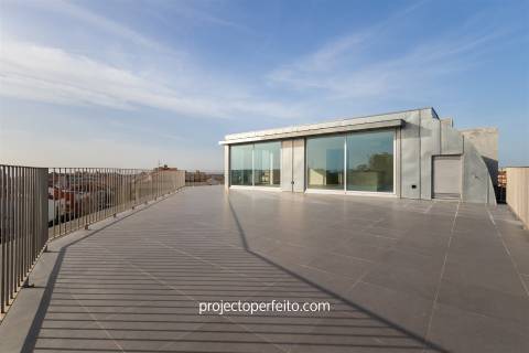 Penthouse de tipologia T4 com terraço de 160 metros quadrados.