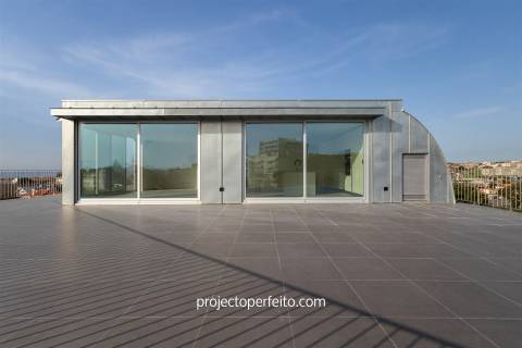 Penthouse de tipologia T4 com terraço de 160 metros quadrados.