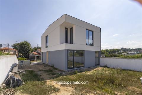 Moradia Geminada T3+1 Venda em São Félix da Marinha,Vila Nova de Gaia