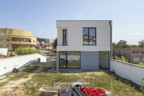 Moradia Geminada T3+1 Venda em São Félix da Marinha,Vila Nova de Gaia