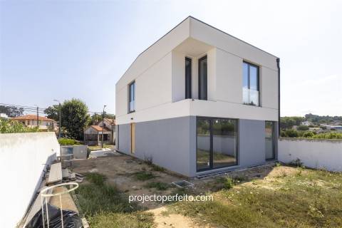 Moradia Geminada T3+1 Venda em São Félix da Marinha,Vila Nova de Gaia