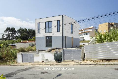 Moradia Geminada T3+1 Venda em São Félix da Marinha,Vila Nova de Gaia