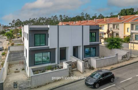 Moradia Geminada T3+1 Venda em Santa Maria da Feira, Travanca, Sanfins e Espargo,Santa Maria da Feira