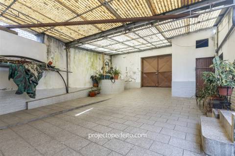 Moradia para Restaurar >=T10 Venda em Lourosa,Santa Maria da Feira