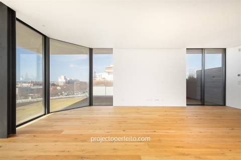 Penthouse T4 Nova com vistas fabulosas de Mar no coração de Espinho!