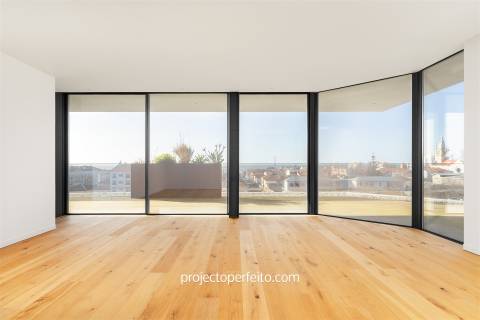 Penthouse T4 Nova com vistas fabulosas de Mar no coração de Espinho!
