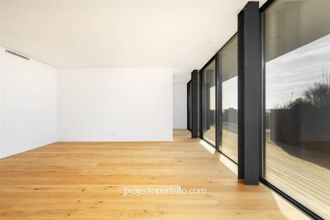 Penthouse T4 Nova com vistas fabulosas de Mar no coração de Espinho!