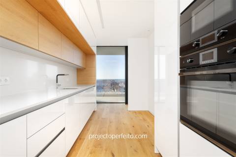 Penthouse T4 Nova com vistas fabulosas de Mar no coração de Espinho!