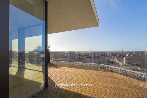 Penthouse T4 Nova com vistas fabulosas de Mar no coração de Espinho!