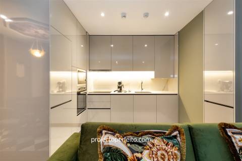 Apartamento T2 para venda em Espinho, vendido completamente mobilado e equipado.