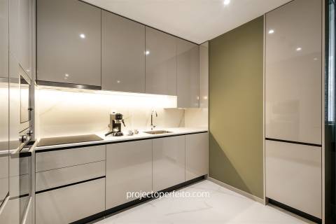 Apartamento T2 para venda em Espinho, vendido completamente mobilado e equipado.