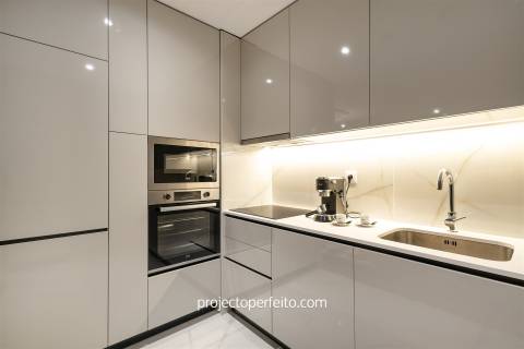 Apartamento T2 para venda em Espinho, vendido completamente mobilado e equipado.