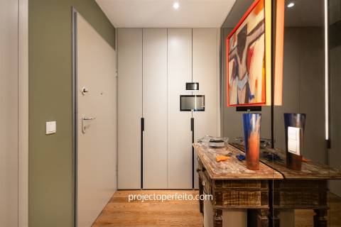 Apartamento T2 para venda em Espinho, vendido completamente mobilado e equipado.