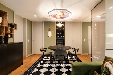 Apartamento T2 para venda em Espinho, vendido completamente mobilado e equipado.