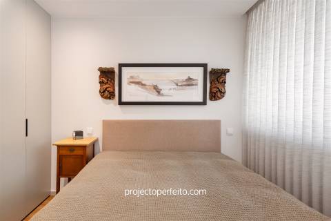 Apartamento T2 para venda em Espinho, vendido completamente mobilado e equipado.