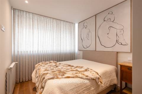 Apartamento T2 para venda em Espinho, vendido completamente mobilado e equipado.