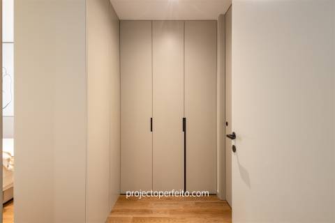 Apartamento T2 para venda em Espinho, vendido completamente mobilado e equipado.