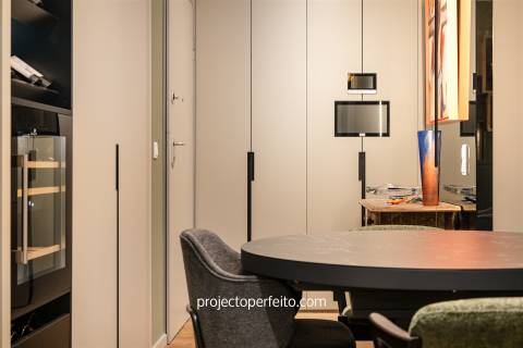 Apartamento T2 para venda em Espinho, vendido completamente mobilado e equipado.