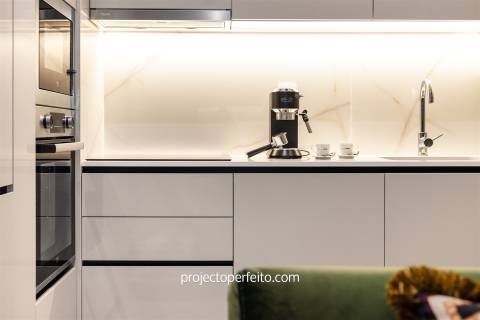 Apartamento T2 para venda em Espinho, vendido completamente mobilado e equipado.