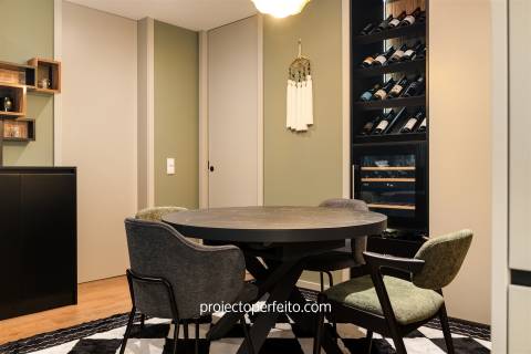 Apartamento T2 para venda em Espinho, vendido completamente mobilado e equipado.