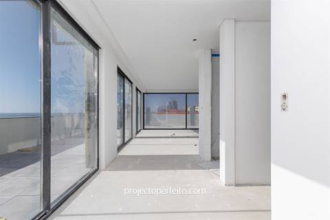 Penthouse T3 duplex com fantástico terraço com vista de mar direta